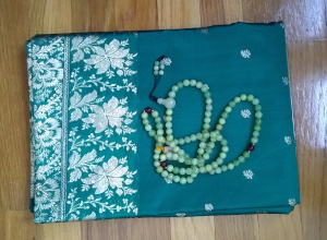 Green juzu on a sari.